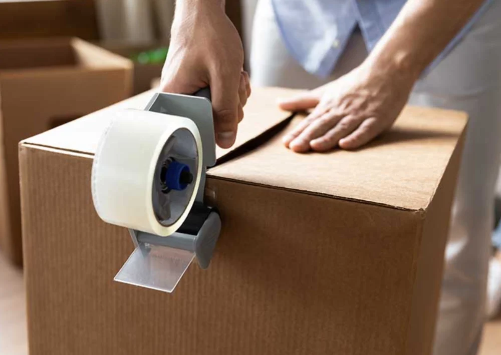 Sellado de caja con cinta adhesiva industrial